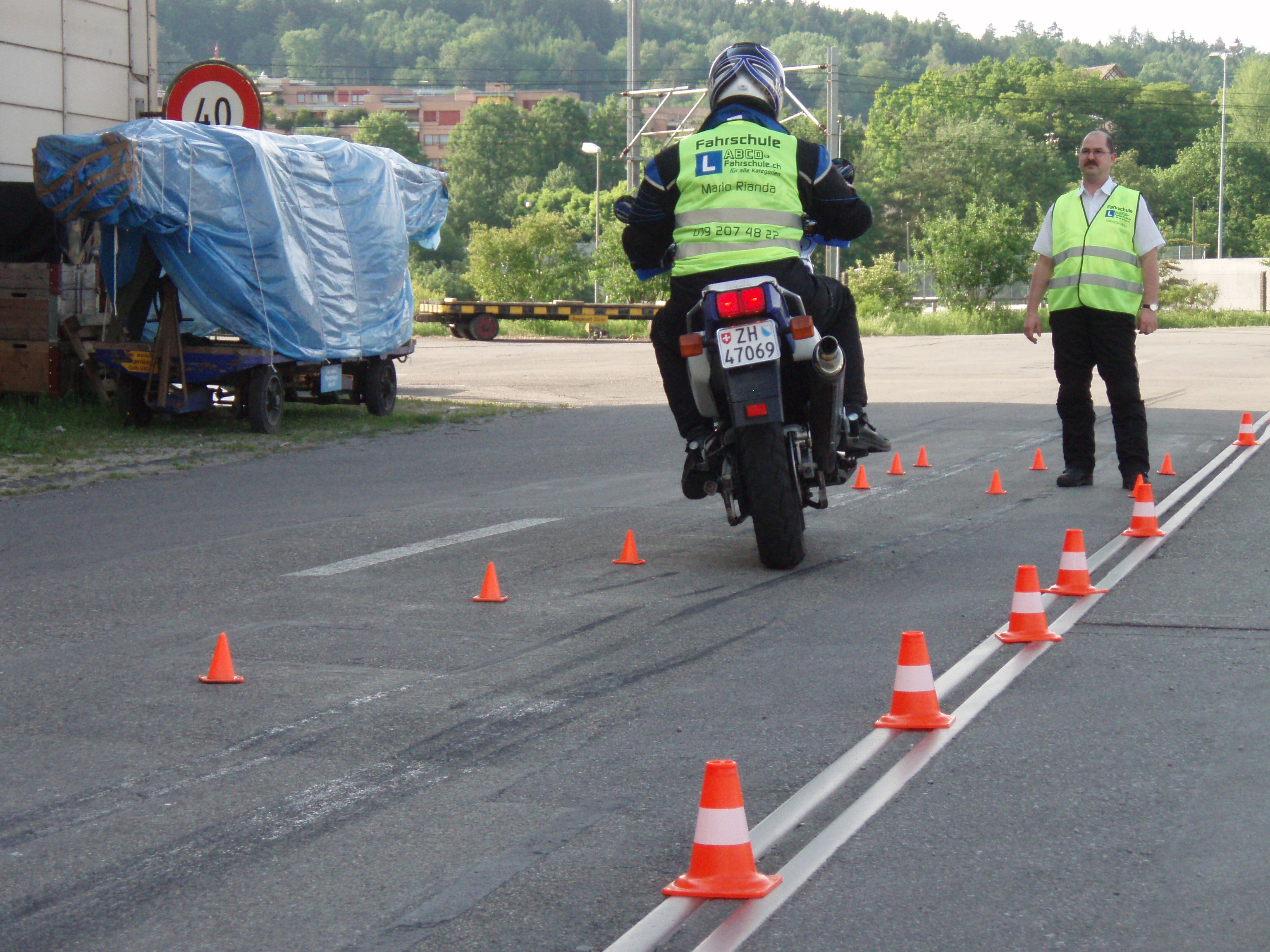 Kategorie A und abschränkt Rollerfahrschule und Motorradfahrschule führt Grundkurse in Winterthurd durch 